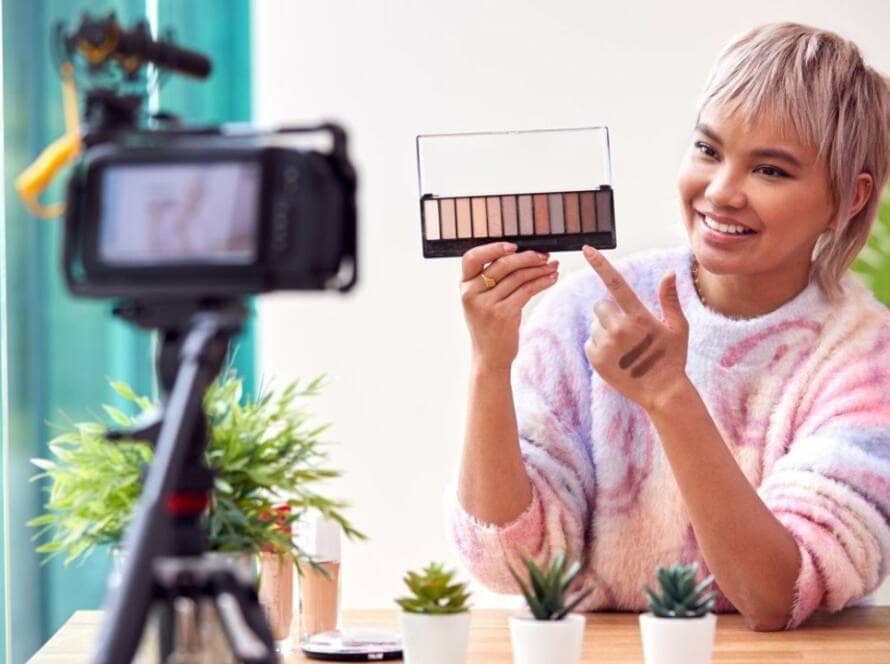 Influencer Pazarlaması: Markalar İçin Fırsatlar ve Riskler